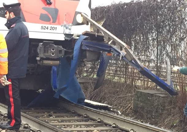 Il camion centrato dal treno sui binari a Ternate