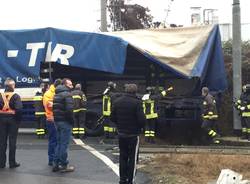 Camion colpito da un treno a Ternate