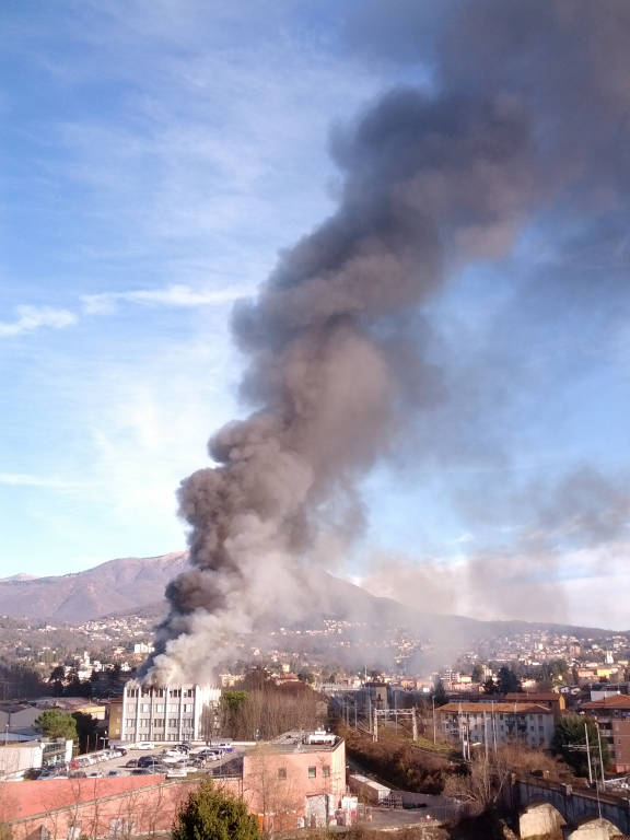 Incendio alla ex Ratti