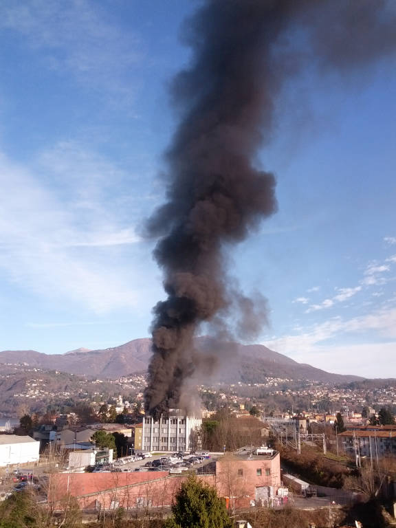 Incendio alla ex Ratti