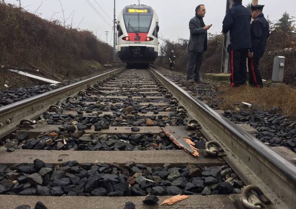 Camion sui binari, incidente ferroviario a Ternate