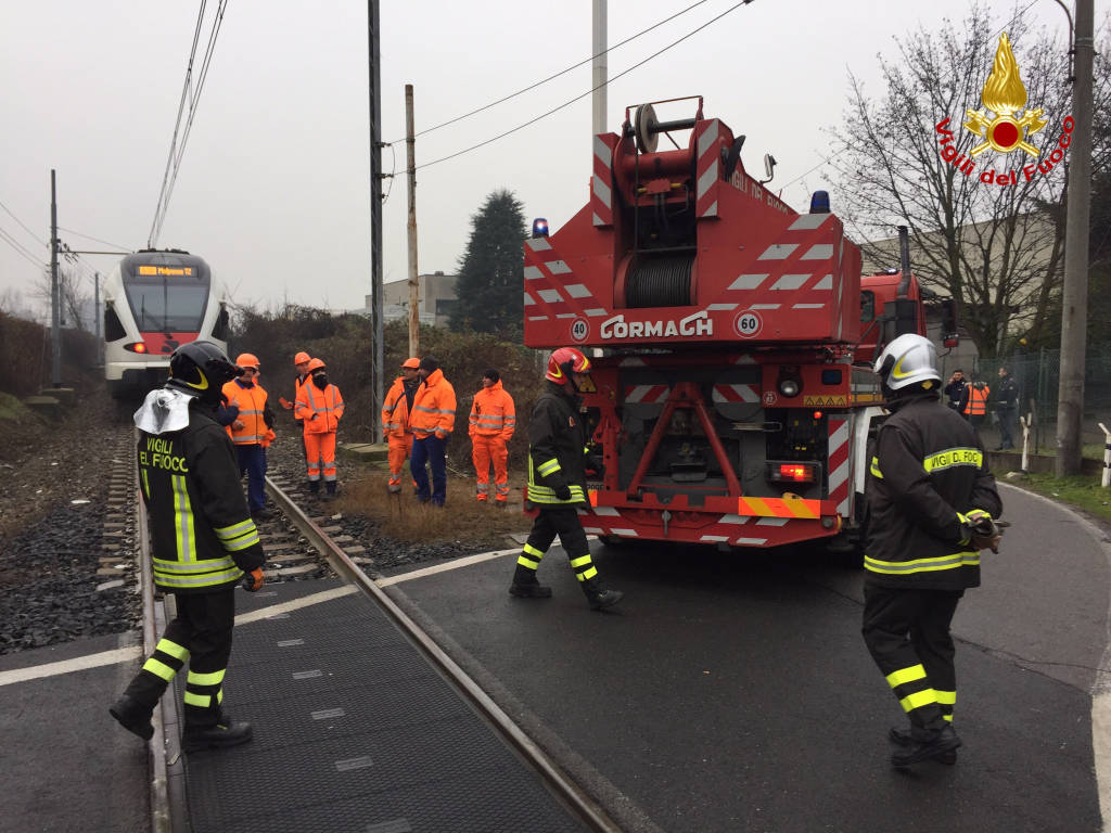 Scontro camion-treno a Ternate