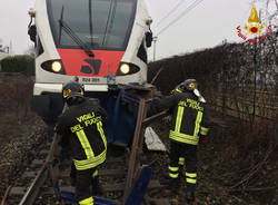 Treno contro camion, l'intervento dei vigili del fuoco