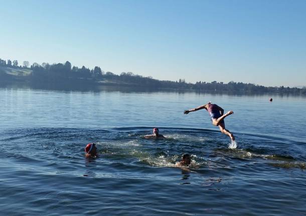 Un tuffo nel lago per festeggiare il Natale