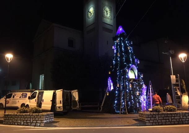 Un superalbero di Natale a Travedona Monate