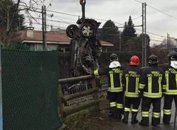 Vigili del fuoco rimuovono l'auto dai binari a Somma Lombardo