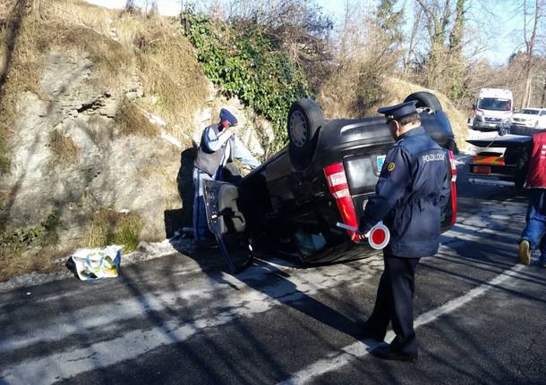 Si ribalta con l’auto sulla Provinciale