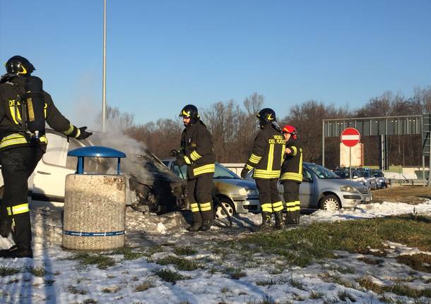 Incendio furgoncino nell’area sosta di Castronno