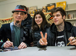 Fedez e J-Ax a Varese, in duemila per il firma copie da Varese Dischi (foto di Raffaele Della Pace)