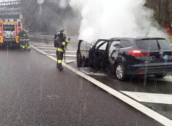 Auto in fiamme in autostrada