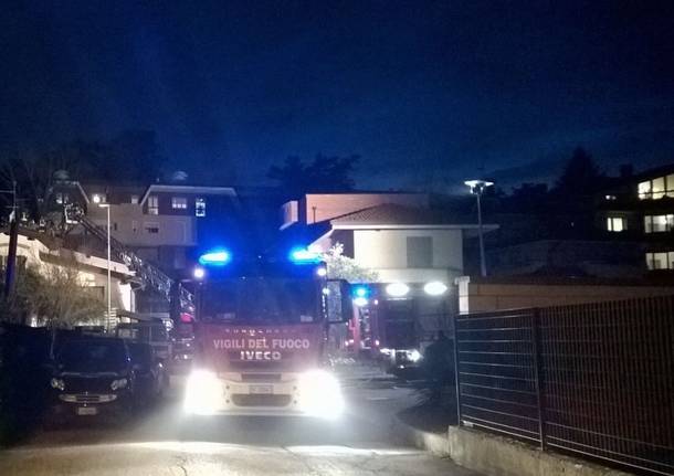 incendio notte vigili del fuoco autopompa