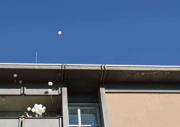 Palloncini bianchi in cielo per fermare il cancro infantile