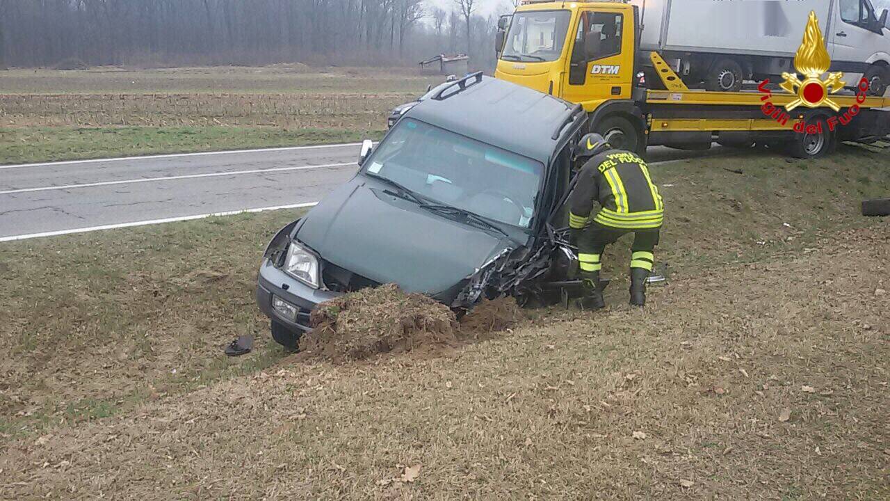 Scontro tra un furgone e un fuoristrada