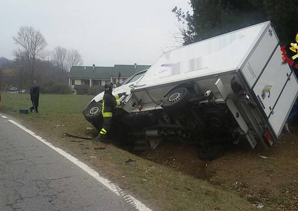 Scontro tra un furgone e un fuoristrada