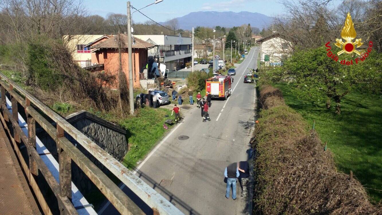 Camion sbanda e investe donna a Ispra