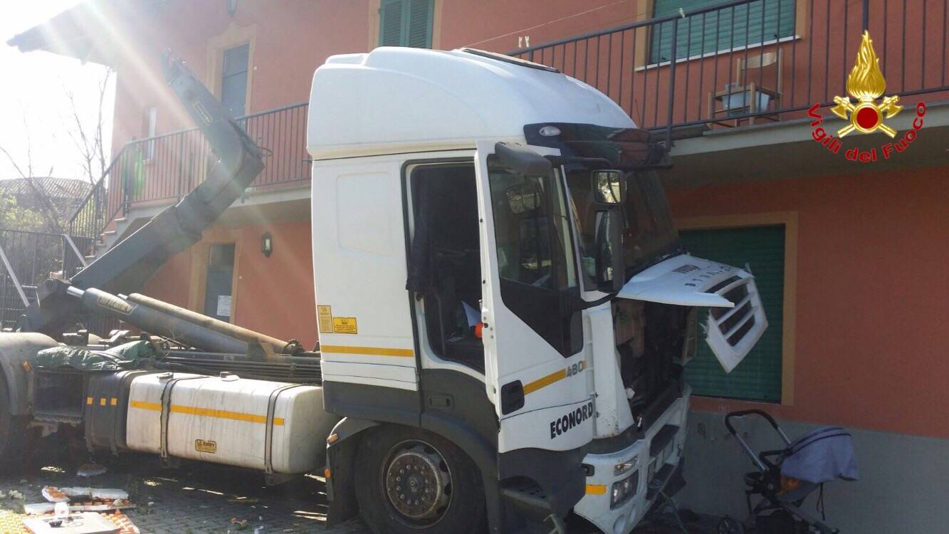 Camion sbanda e investe donna a Ispra