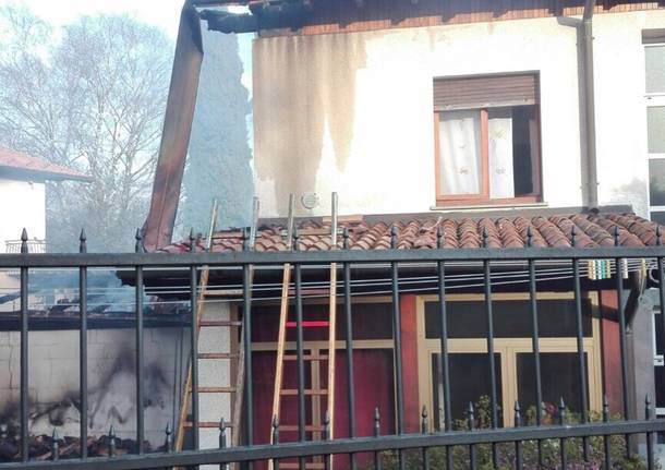 In fiamme un box, al lavoro i vigili del fuoco