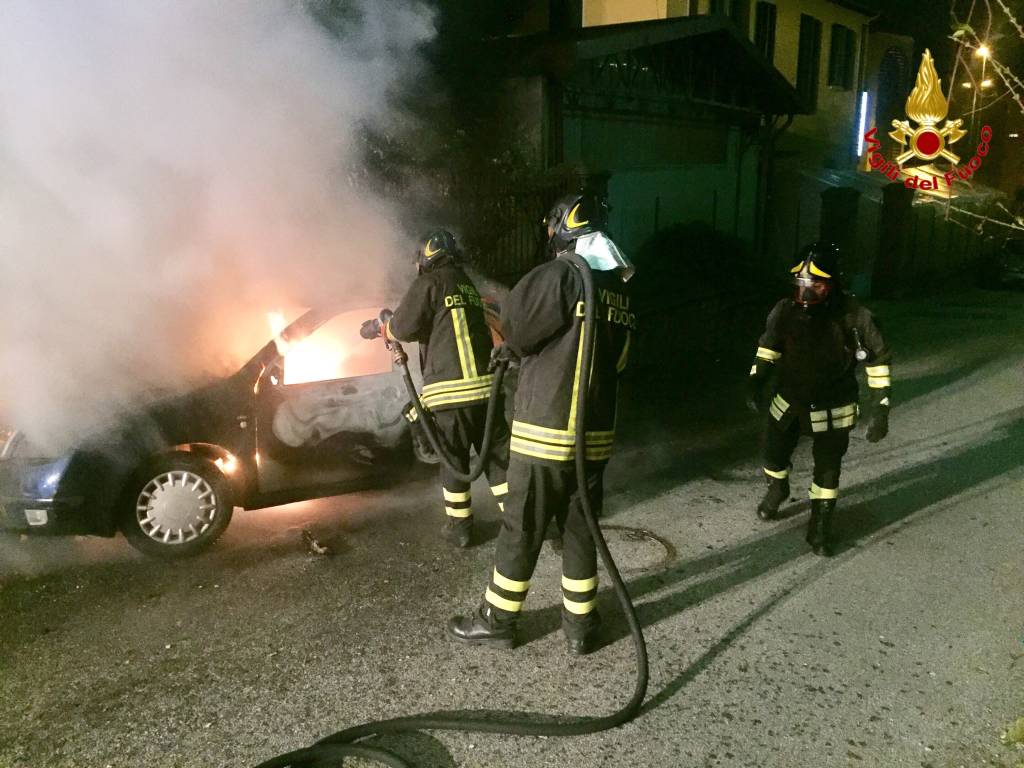 A fuoco un\'auto nella notte