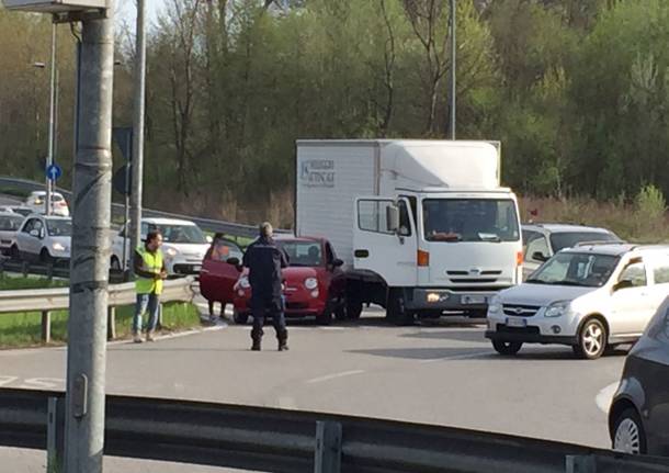 Incidente alla rotonda, traffico a Buguggiate