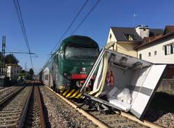 Camion con rimorchio travolto da un treno a Gazzada Schianno