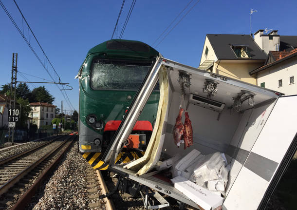 Camion travolto dal treno