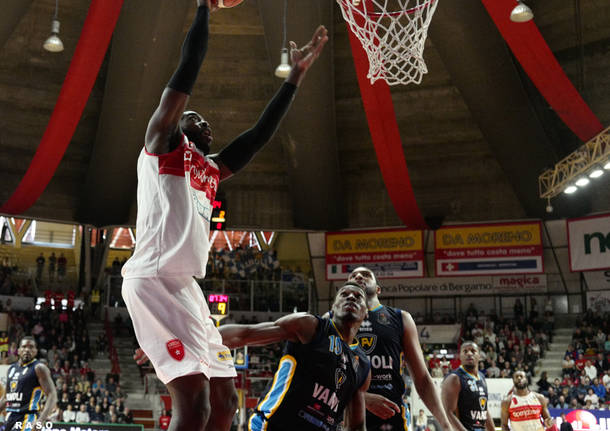 Openjobmetis Varese - Vanoli Cremona 78-75