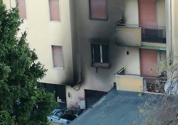 incendio condominio venegono inferiore