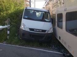 Scontro camion - treno a Gazzada, l'intervento dei vigili del fuoco 