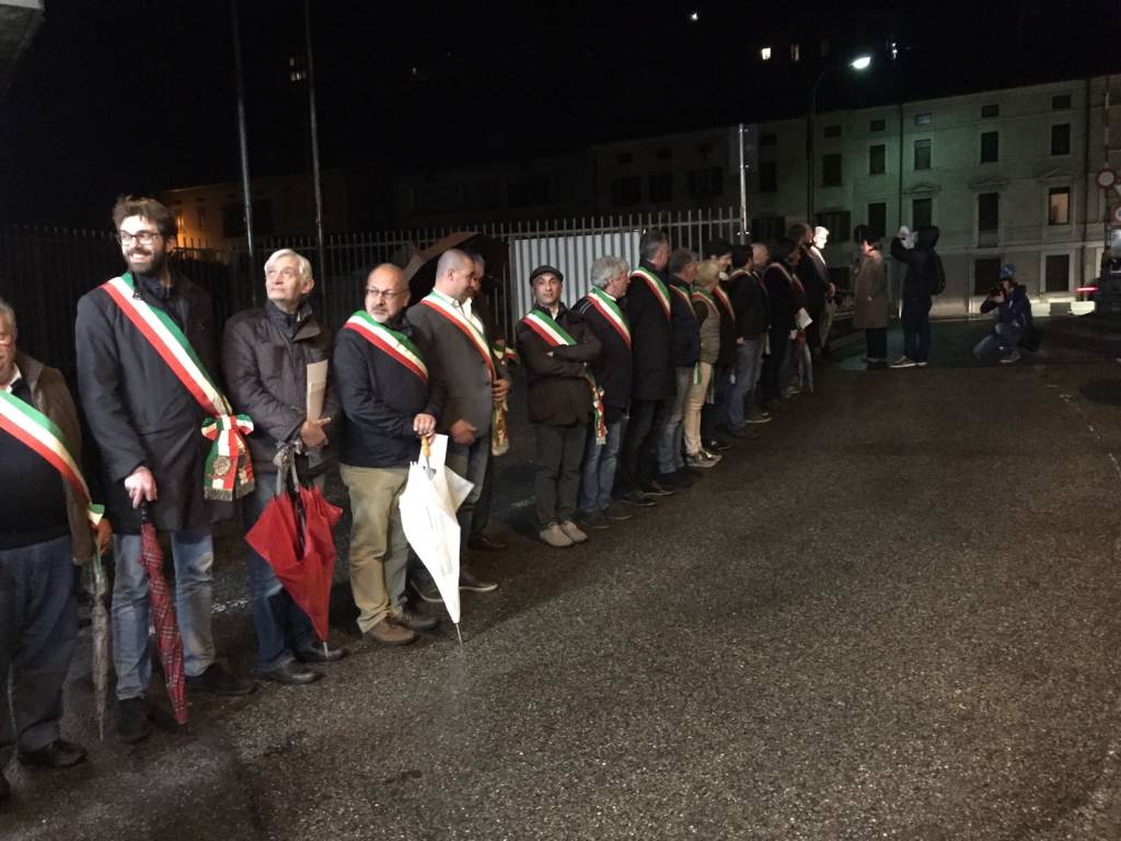 Sindaci schierati per protesta davanti al valico di Cremenaga