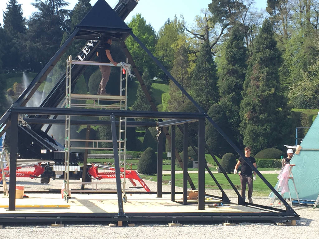 Una piramide ai giardini estensi 