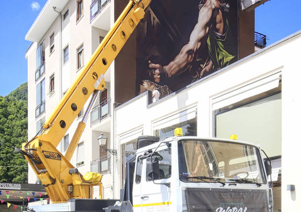 Il \"Davide e Golia\" diventa un murales \"gigante\" nel centro di Varallo.