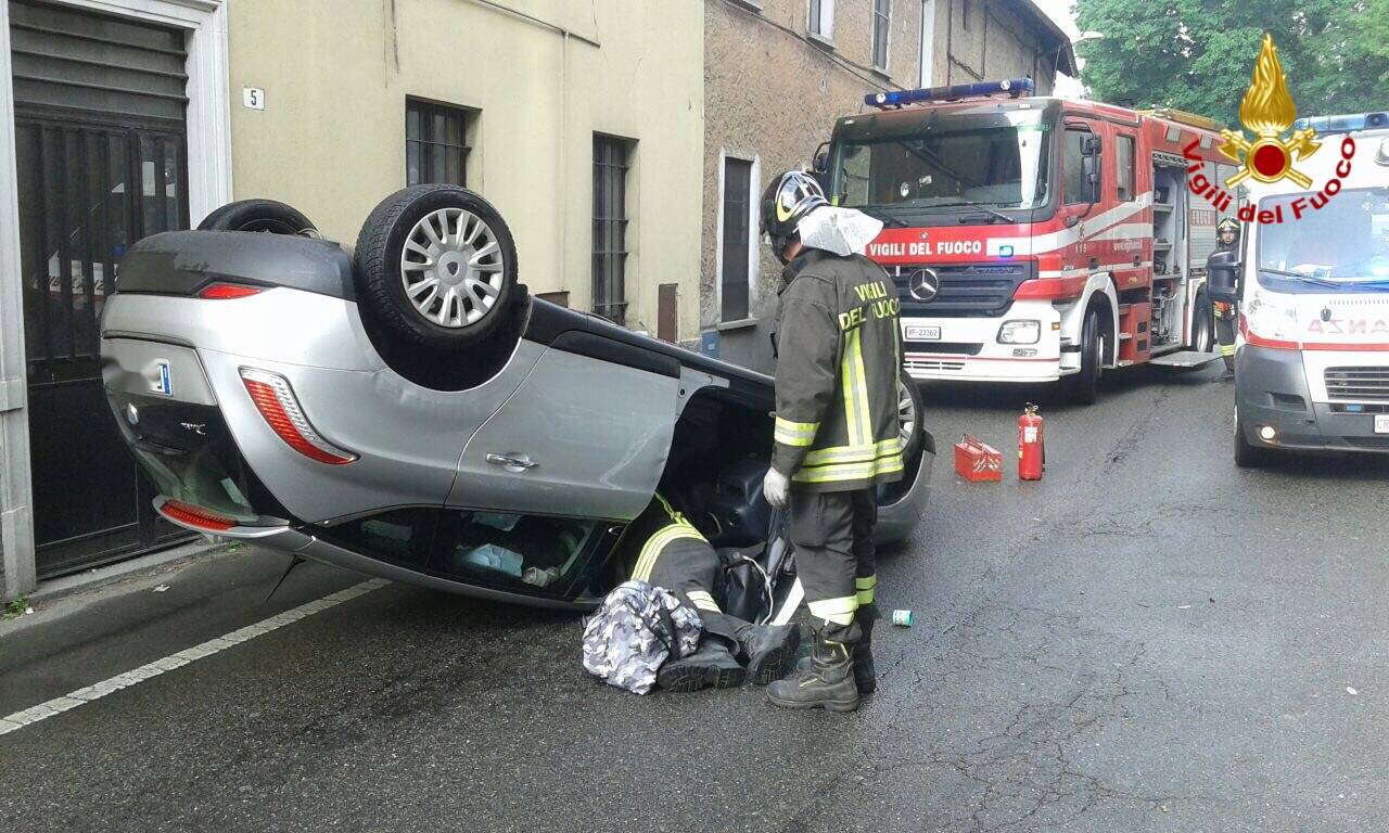 Incidente ad Arsago Seprio, si ribalta con l'auto