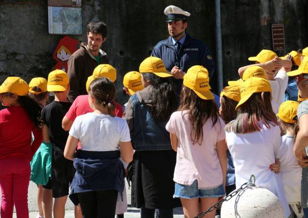 I bimbi posano i cartelli per far rallentare le auto