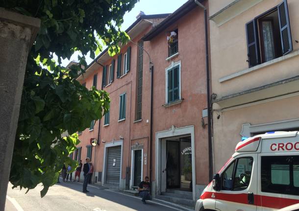 Precipita dalla finestra, ragazzo soccorso da ambulanza e polizia