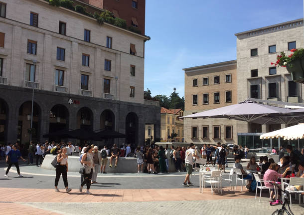 studenti festeggiano la fine dell'anno scolastico