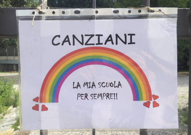 Alunni e genitori salutano la Canziani