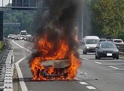 auto in fiamme a8