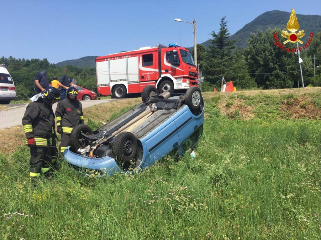 Auto ribaltata a Casalzuigno