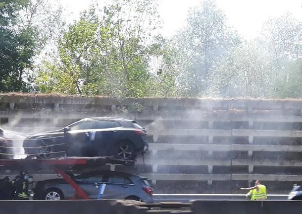 camion in fiamme in autostrada