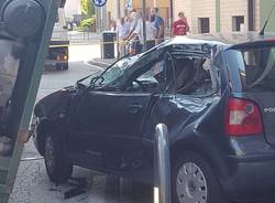 Camion perde carico a Laveno Mombello 