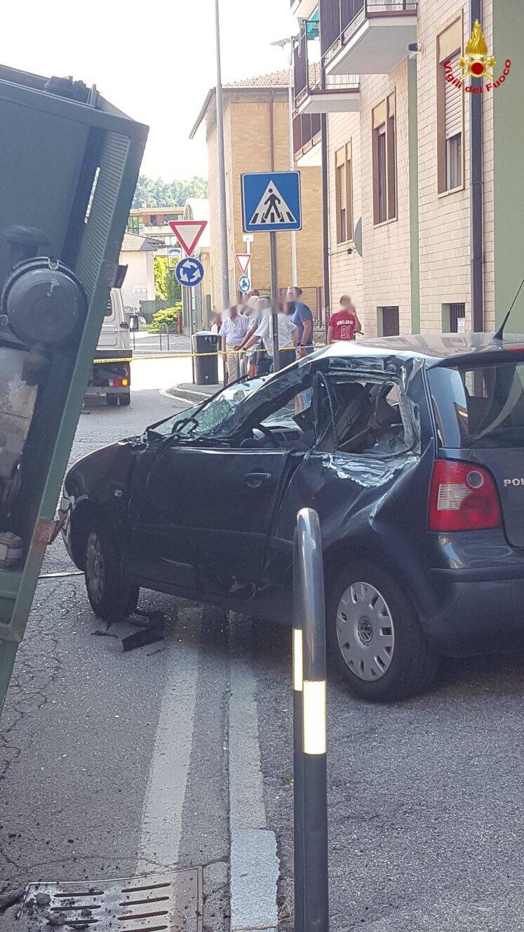 Camion perde carico a Laveno Mombello 