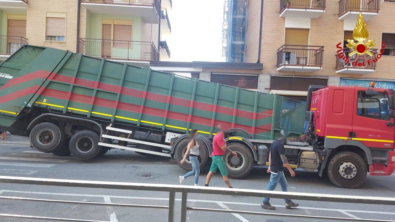 Camion perde carico a Laveno Mombello 