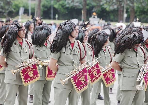 Le fanfare dei bersaglieri sfilano a Lonate