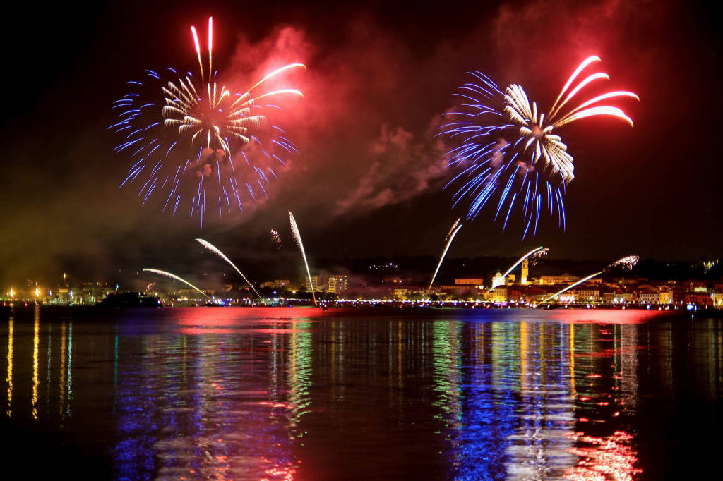 I fuochi d'artificio di Arona visti da Angera 