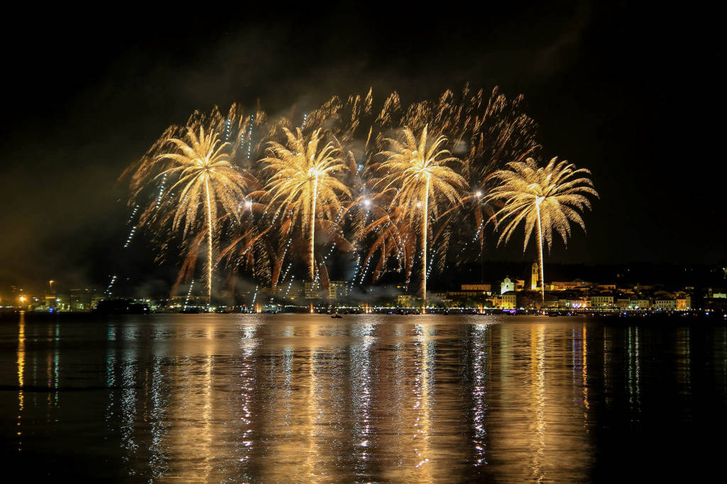 I fuochi d'artificio di Arona visti da Angera 