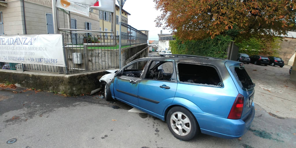 Incendio auto in viale Borri