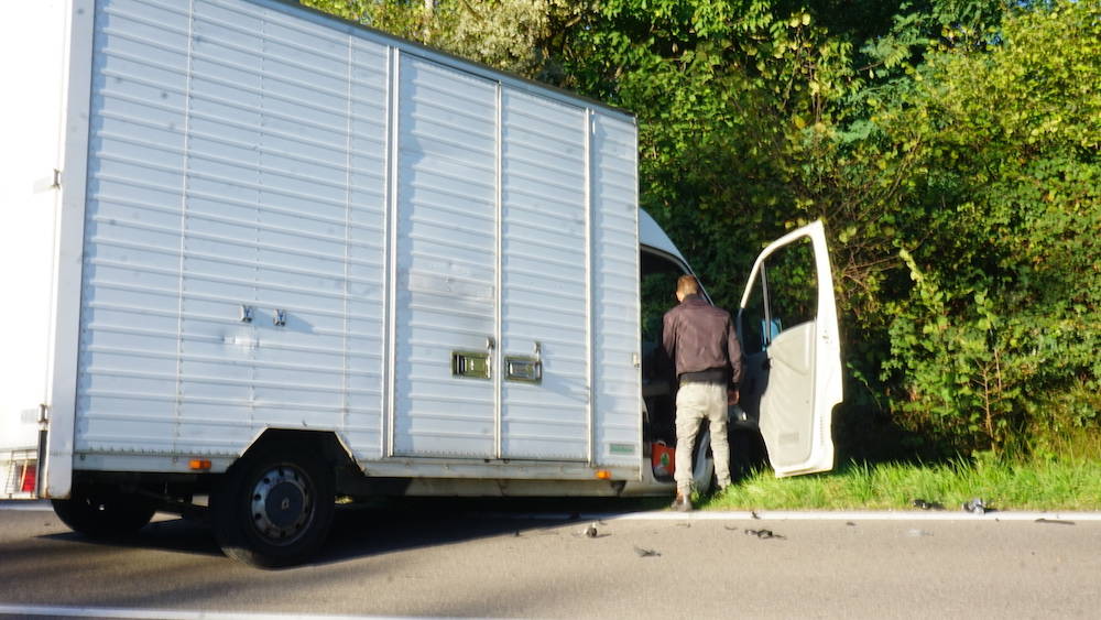 Scontro e ribaltamento sulla provinciale per Caronno Varesino