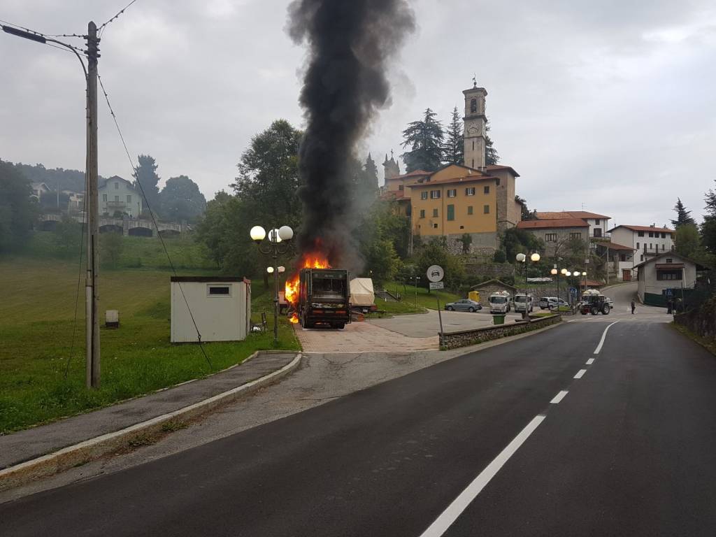 L\'incendio del mezzo della raccolta rifiuti