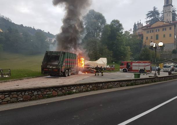 L\'incendio del mezzo della raccolta rifiuti