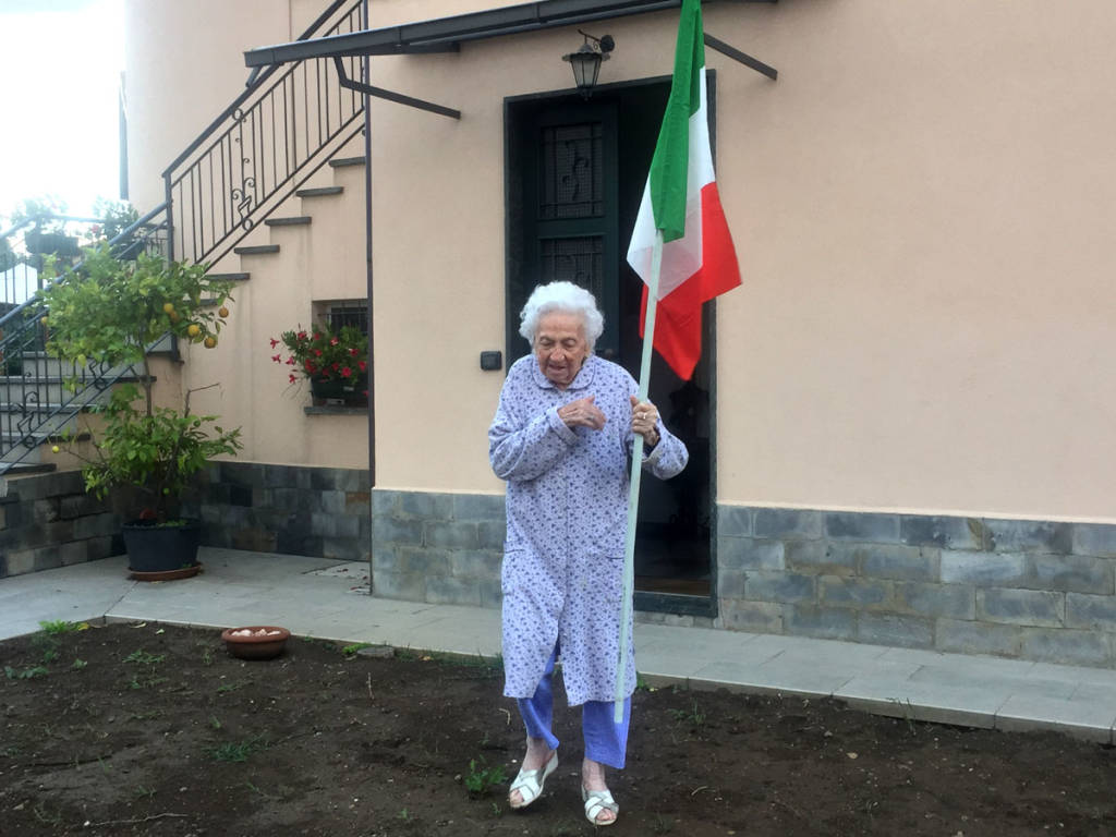 Induno Olona - Giuliana Bianchi festeggia il nuovo cavalcaferrovia con il tricolore